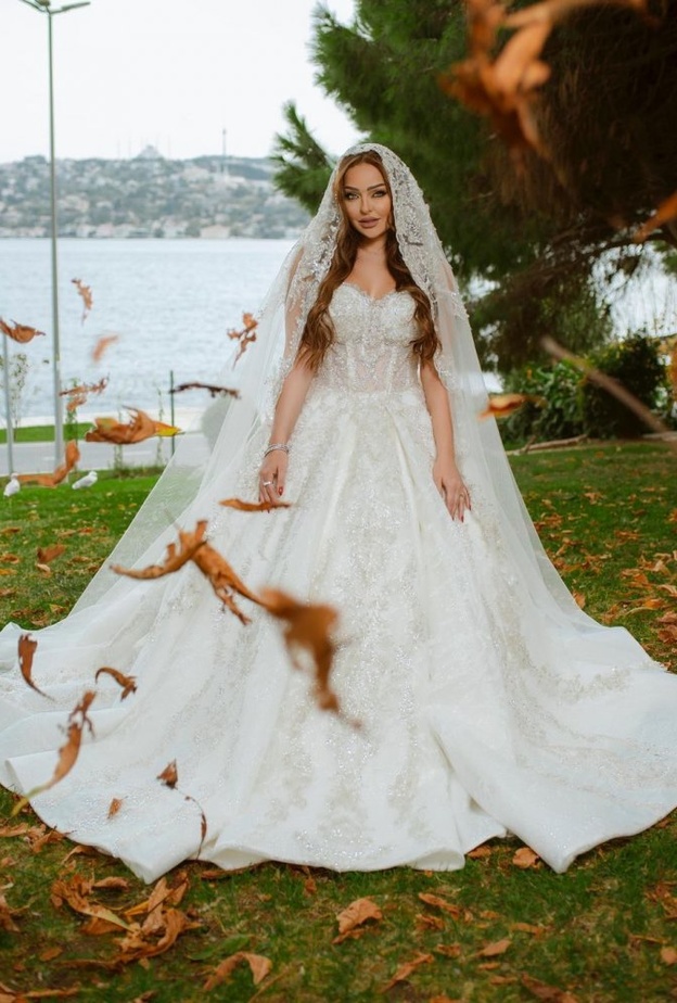 زين كرزون بالفستان الابيض