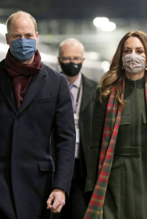 زيّنت كيت الإطلالة بوشاح بنقشة التارتان