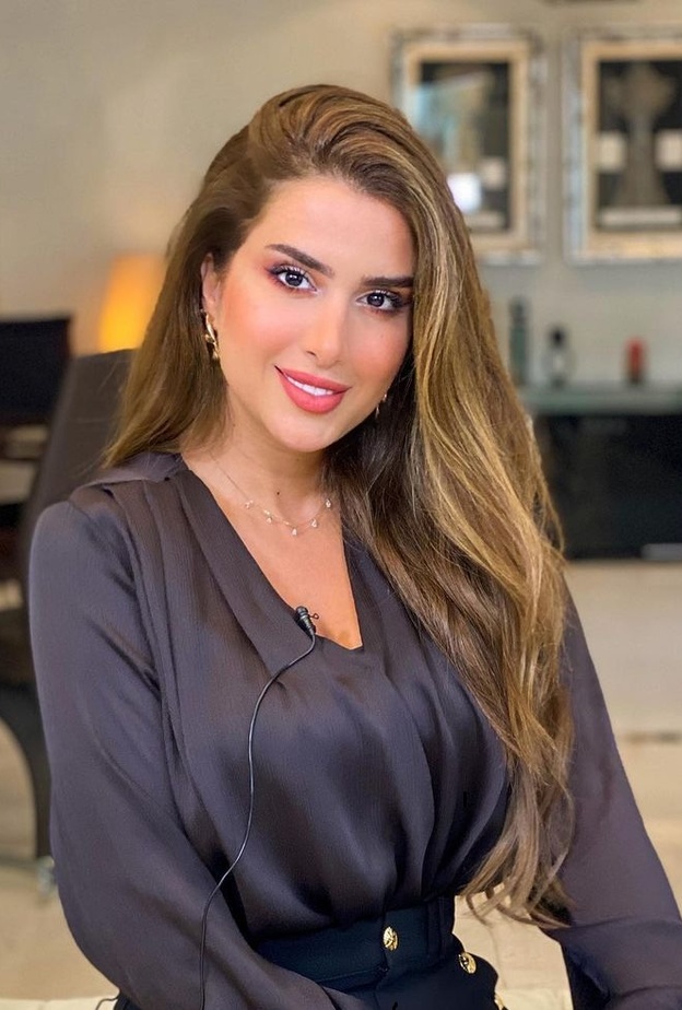 تسريحة الشعر الأملس والغرة الجانبية 