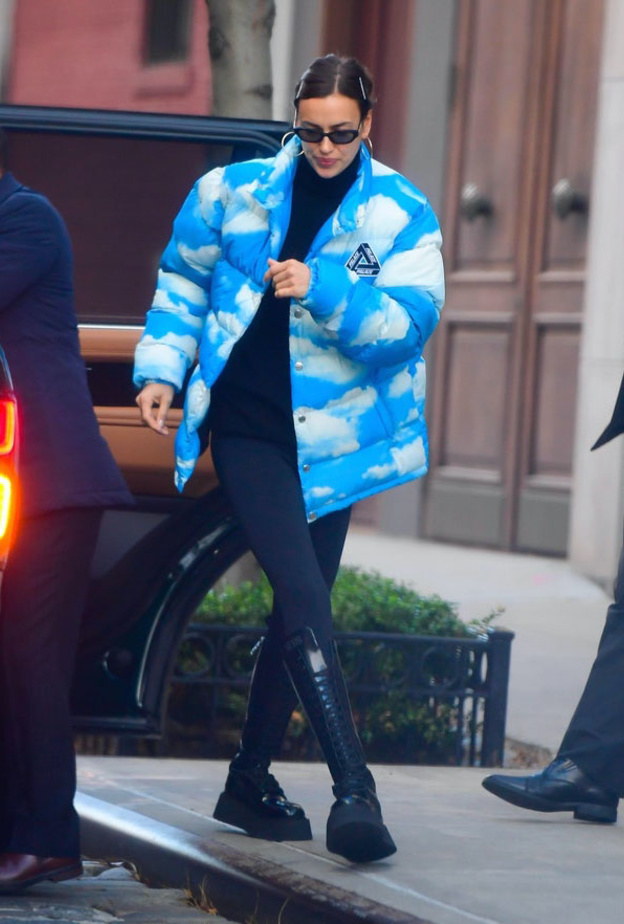 نسّقت مع إطلالة كاملة باللون الأسود المعطف المبطن المزيّن برسمات الغيوم