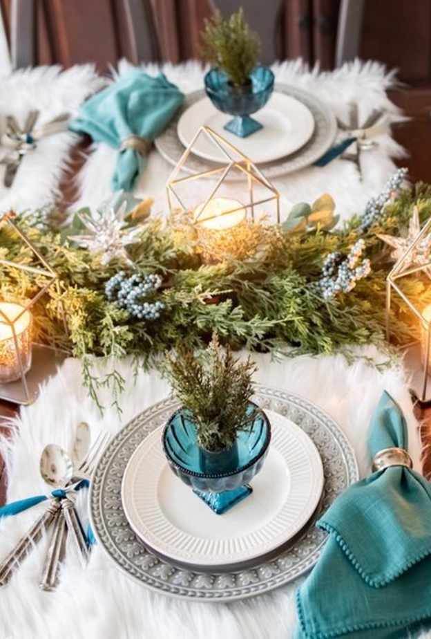 الفرو الابيض لمفارش الصحون في حفل الزفاف الشتوي