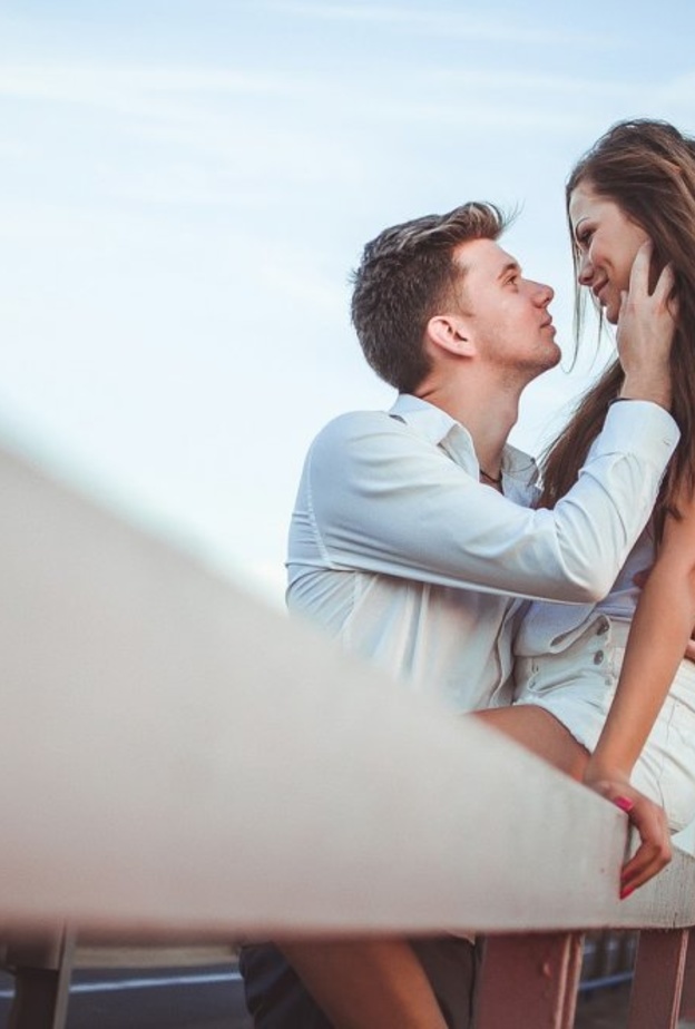  بعض التصرفات تؤكد إن كان خطيبك يحبك أو لا