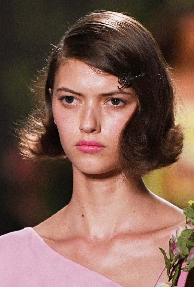  قصات شعر كاريه وويفي من دار Blumarine