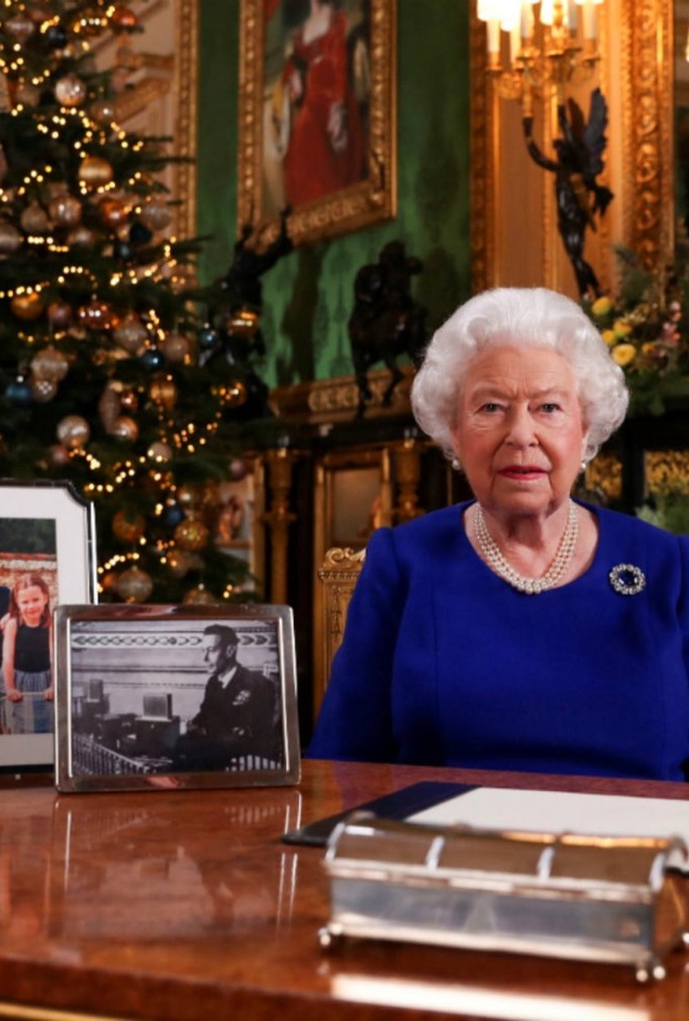 بالصور.. أجمل إطلالات الملكة إليزابيث في رسالة عيد الميلاد ‏على مر السنين