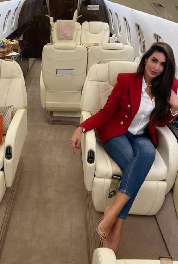 بليزر أحمر نسقته ياسمين صبري باسلوب شبابي