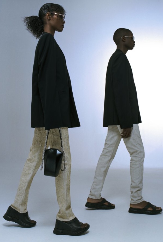 جيڤنشي تطلق مجموعة “TEASER” محدودة الإصدار من توقيع ماثيو م. ويليامز