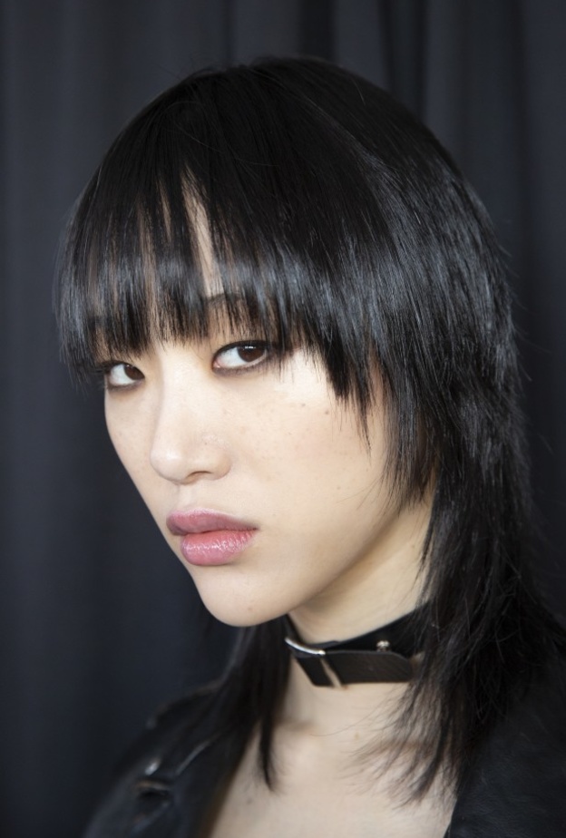 احدث قصات شعر مع الغرّة  لإطلالة ناعمة للصبايا لموسم شتاء 2020