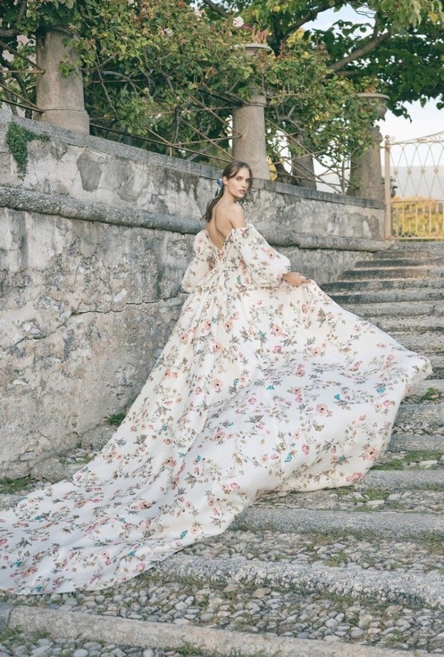  فساتين زفاف ملونة من monique lhuillier