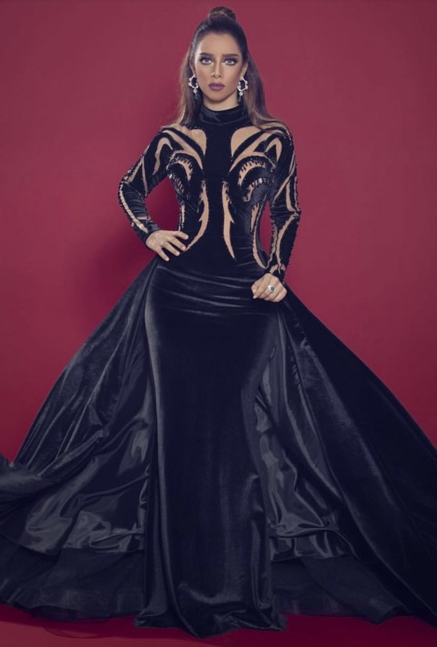  فستان مخمل باللون الأسود من بلقيس