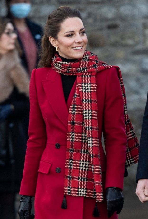  وضعت حول عنقها وشاحاً طويلاً بنقشة التارتان