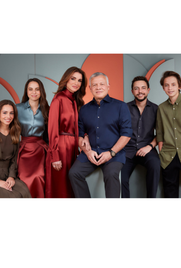 احدث اطلالات الملكة رانيا الراقية برفقة عائلتها تودع بها العام