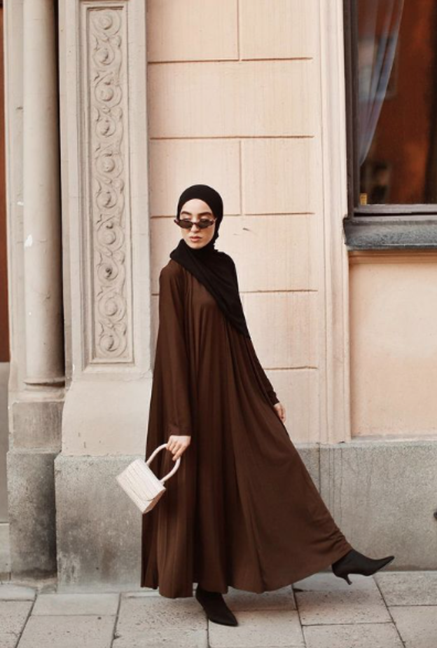  اللون البني الخريفي والشتوي باطلالة نهارية كاجوال بالفستان بالقصة الفضفاضة مع انكل بوت أسود