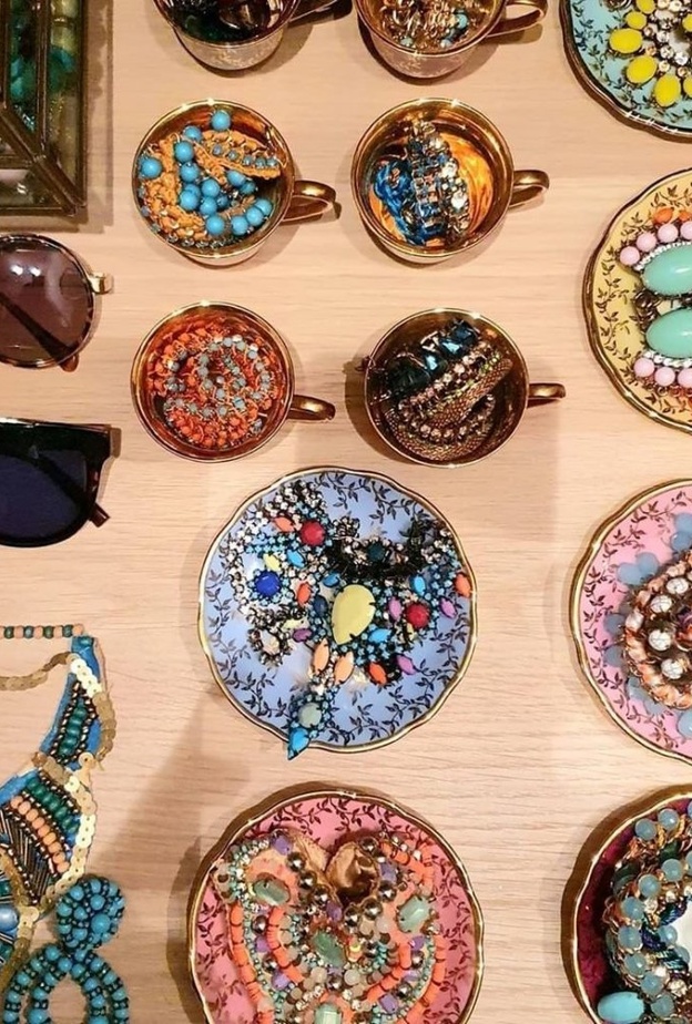 الأطباق الملونة لتقسيم مجوهراتك