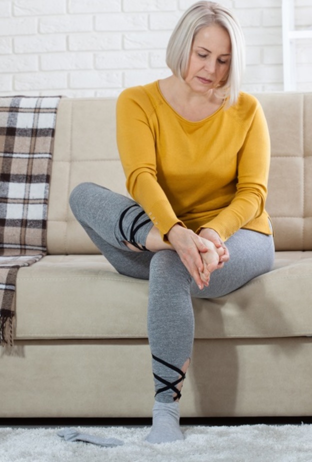 ما هي اسباب حرقة القدمين واليدين وما فوائد البابونج للتخلص من الالم