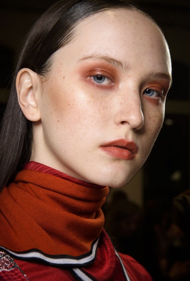 أفضل ألوان الروج بدرجات المشمشي لهذا الموسم