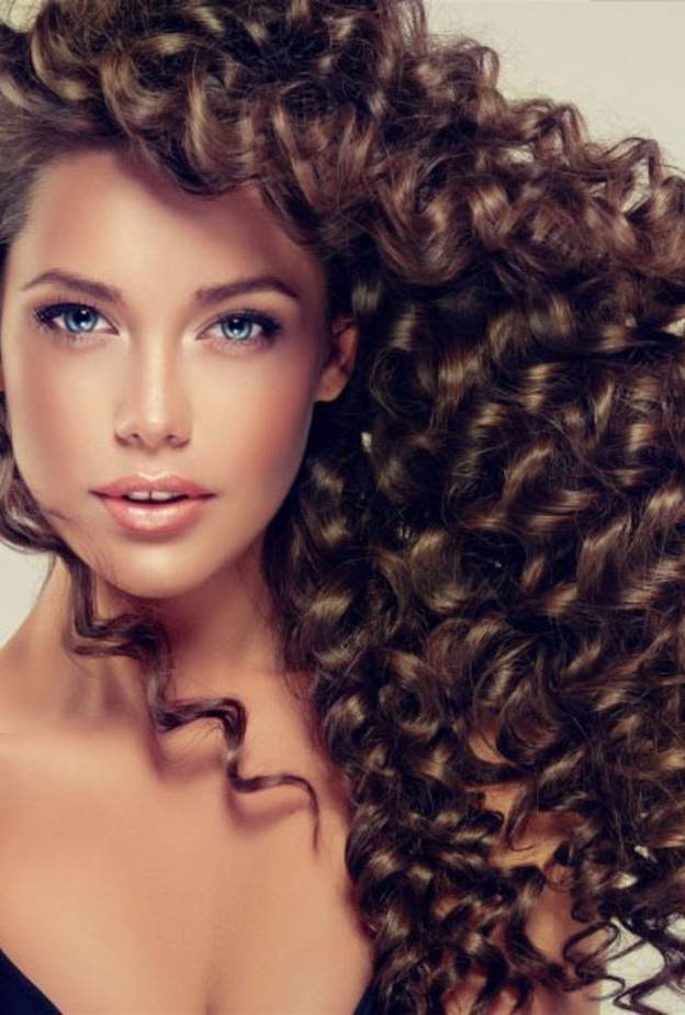 كيفية الإهتمام بالشعر المجعد بالطرق الطبيعية في المنزل