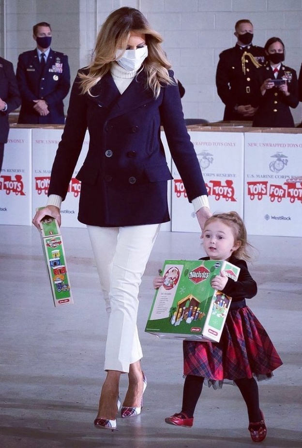 صور اطلالة ميلانيا ترامب كلاسيكية وراقية