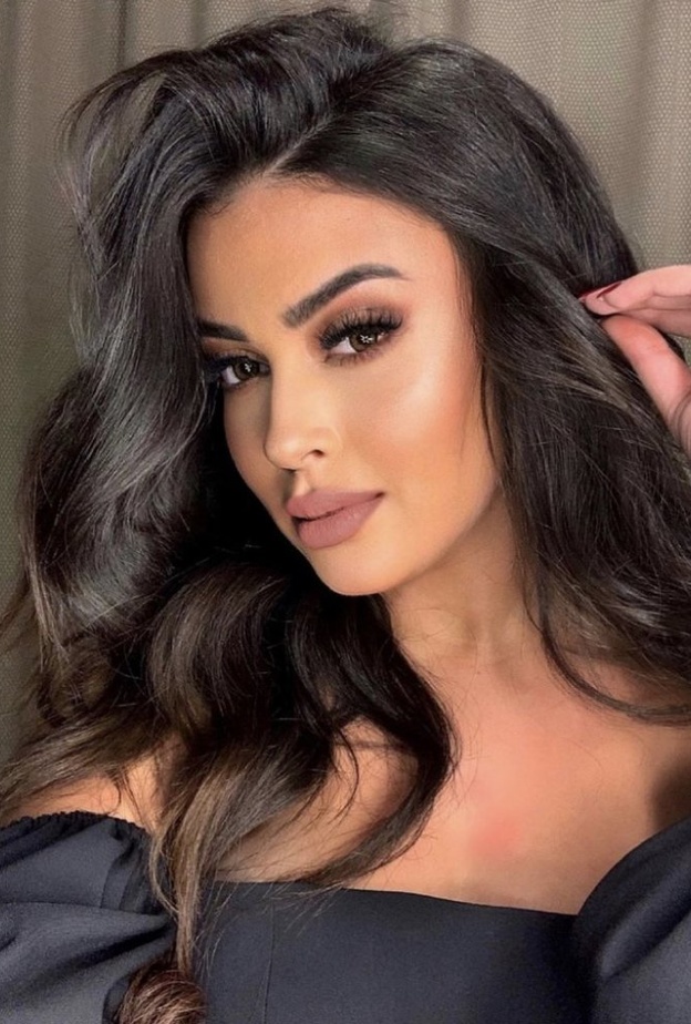 مكياج سموكي يناسب فستان باللون الفضي من وحي نور الدين