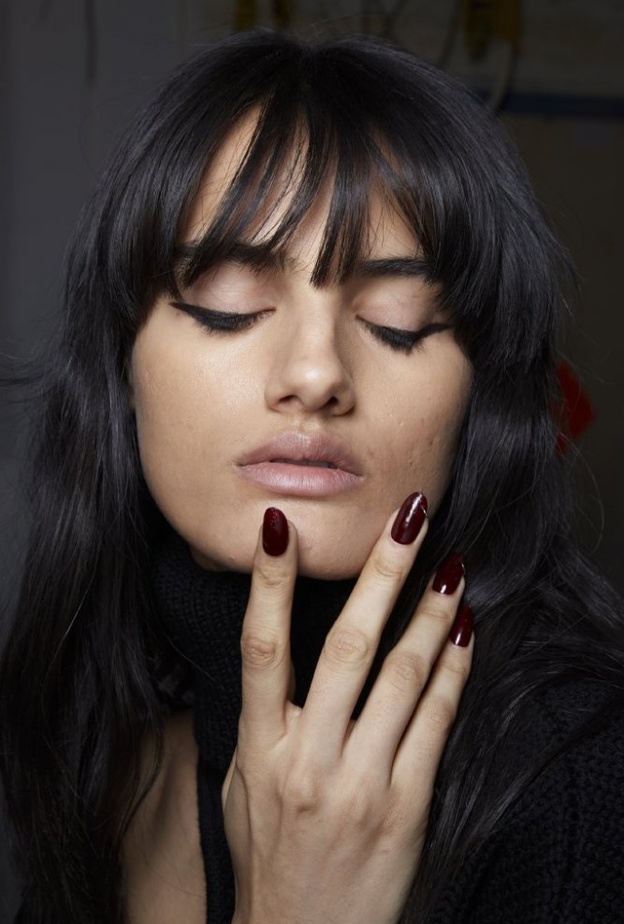  الوان مناكير عنابي لاطلالات دافئة في شتاء 2020 من دار Monse