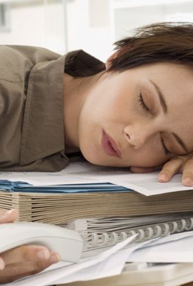 أسباب النوم القهري وعلاجه