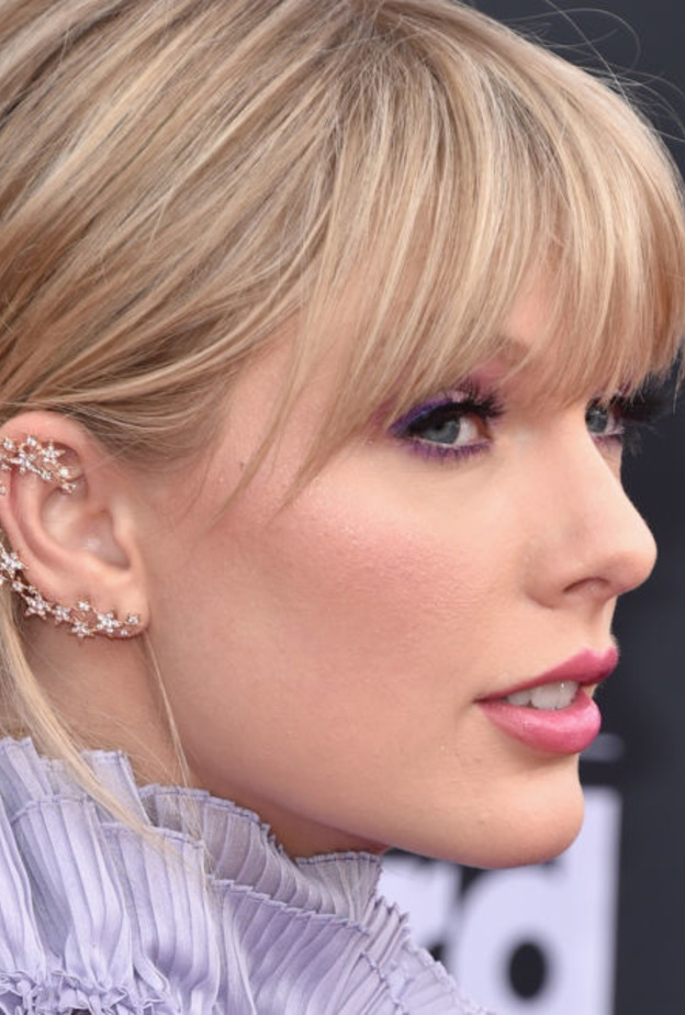  أناقة تايلور سويفت بأقراط عصرية من ستيفري Stefere