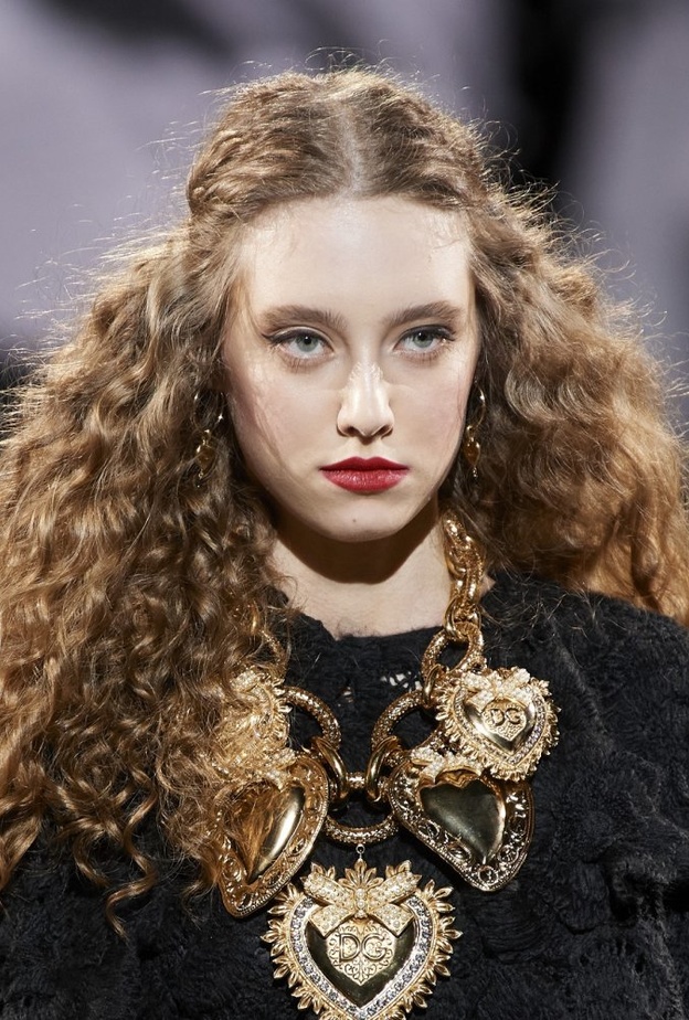 تسريحات شعر كيرلي بطرق مختلفة لإطلالة ملفتة في شتاء 2020