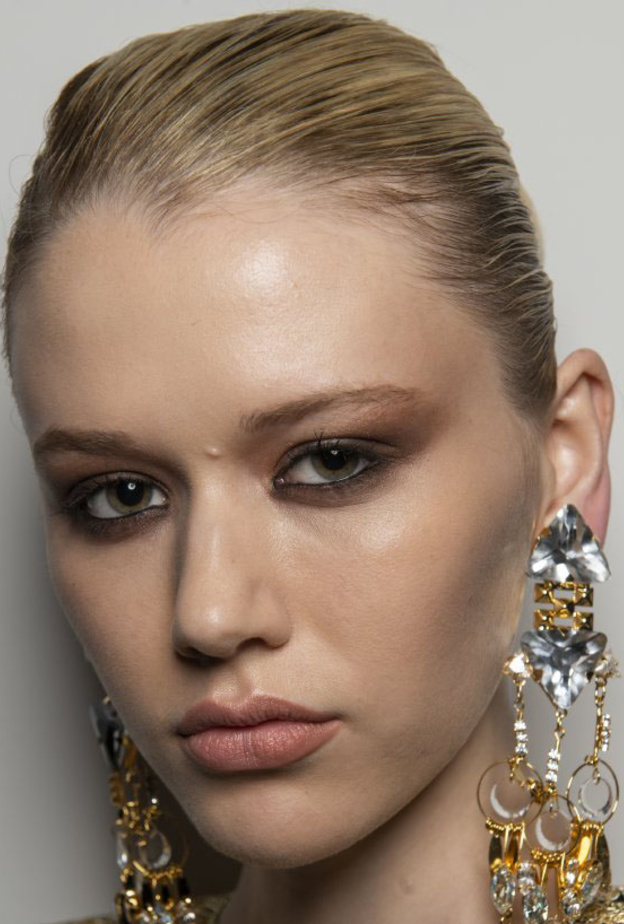 مكياج سموكي قوي مع الظلال البراقة من دارNaeem Khan