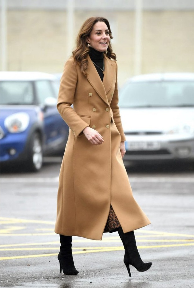 أنيقة بمعطف من باللون البيج من ماركة Massimo Dutti