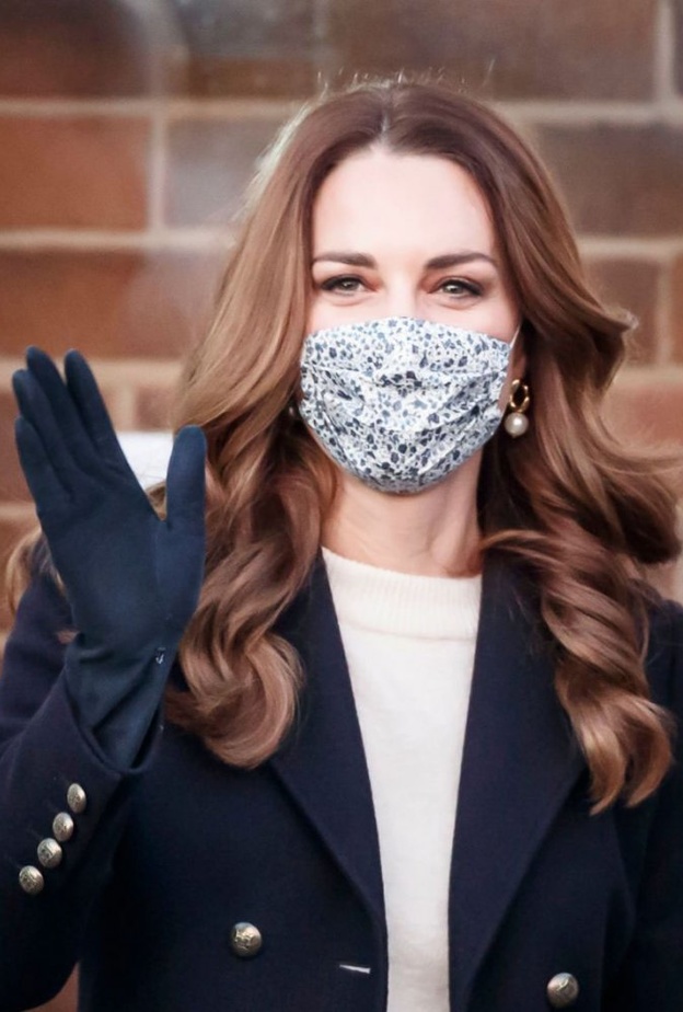  تسريحات شعر كيت ميدلتون الويفي العريضة على كامل الشعر