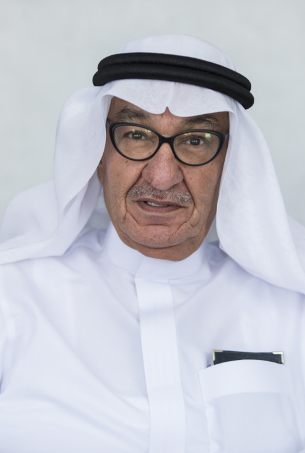 الفنان التشكيلي السعودي نبيل نجدي بجوار أحد المجسمات الفنية المميزة