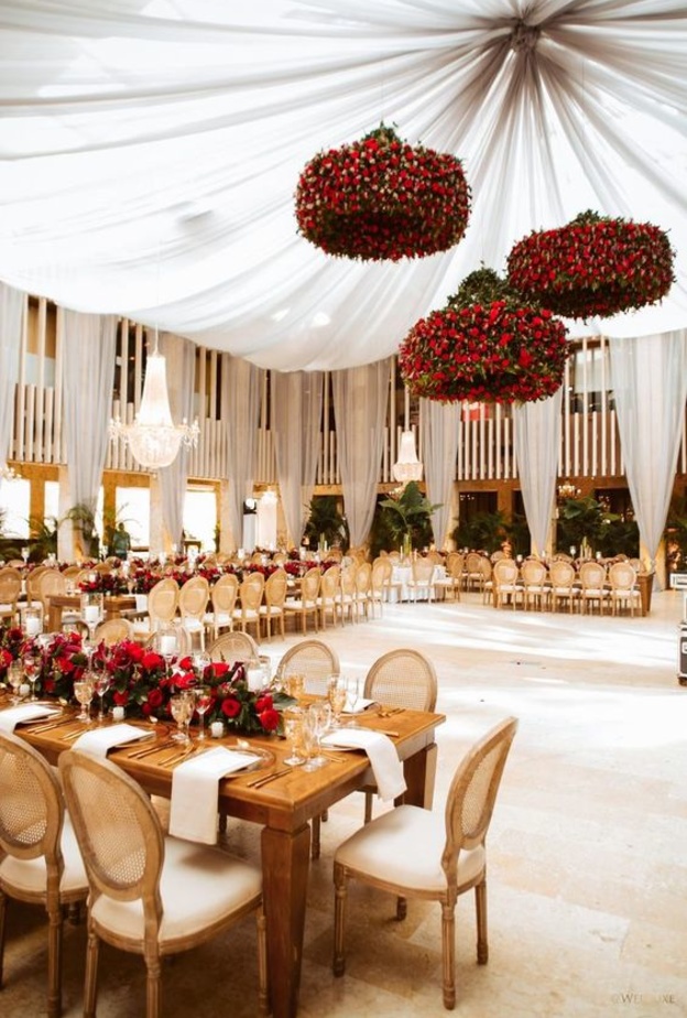 استوحي ديكور ثيم الزفاف باللون الاحمر لاحتفالات نهاية العام