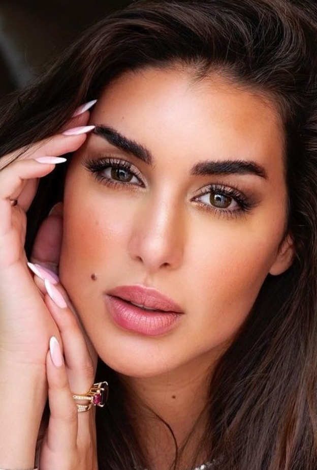 ياسمين صبري تنافس نجمات هوليوود ضمن قائمة أجمل 100 وجه في العالم