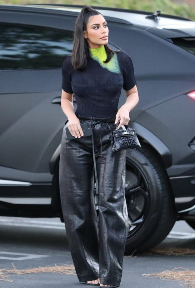 تنسيق السروال الجلد الأسود بقصة الأرجل الواسعة مع توب أسود بنقشة التاي داي