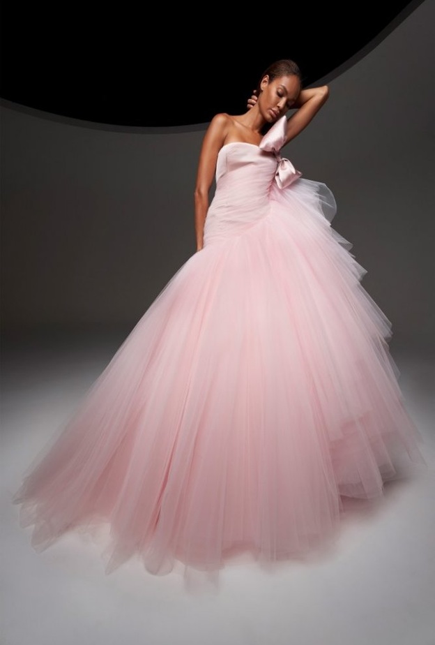  فستان من التول باللون الزهري  Giambattista Valli