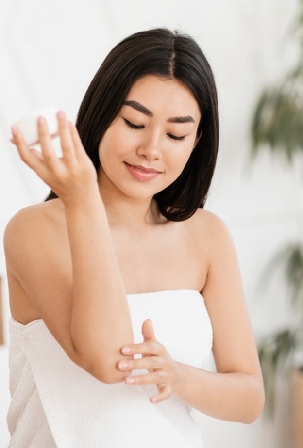 كيفية التخلص من سواد الاكواع والركب باستخدام السكر وزيت الزيتون