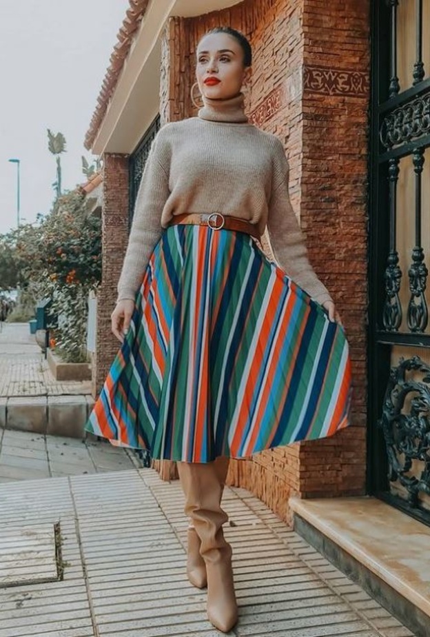  نسّقت مع الكنزة ذات الياقة العالية التنورة الميدي الملوّنة