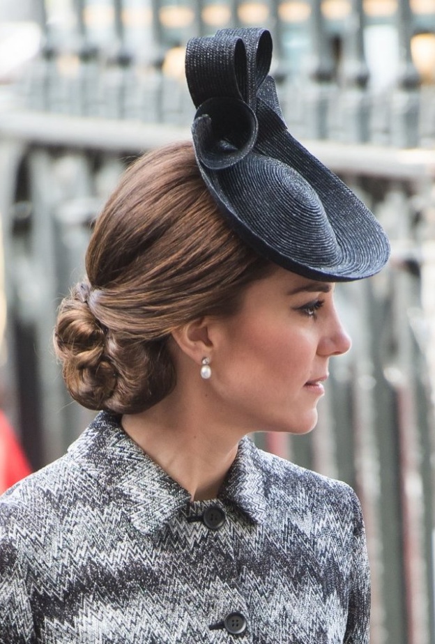  تسريحات شعر الكعكة الملكية مع القبعة بأسلوب كيت ميدلتون