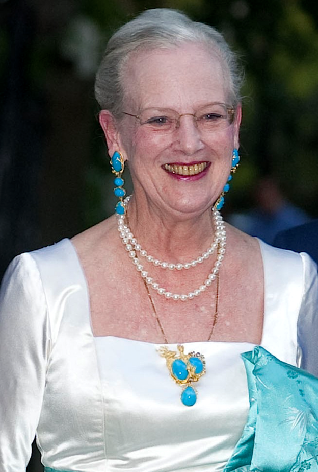 أجمل مجوهرات مارغريت الثانية ملكة الدنمارك.. عاشقة الفيروز