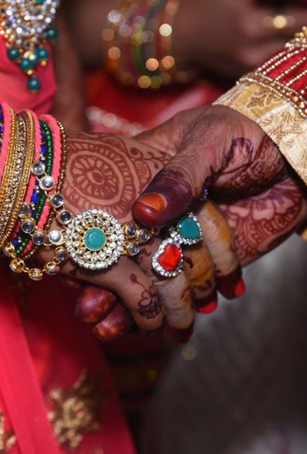 حفل زفاف غريب لأم و ابنتها في نفس الوقت