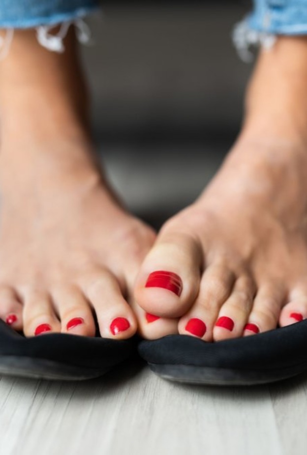  اسباب حرقة القدمين لدى النساء