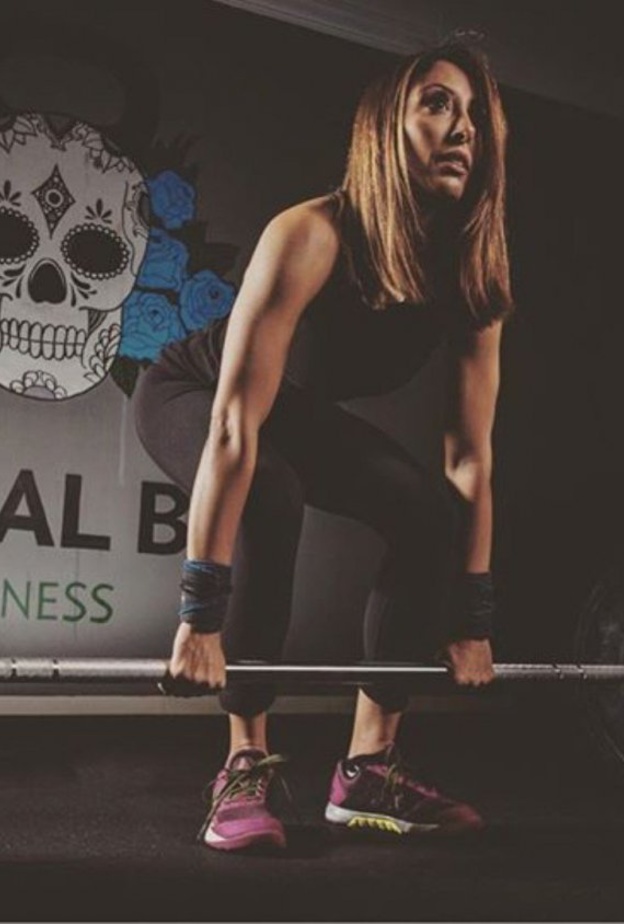 أمل باعطية أول مدربة سعودية معتمدة في رياضة الكروس فيت