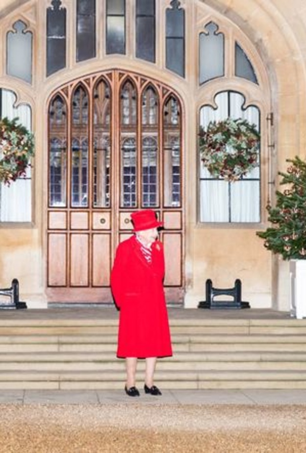 ملكة بريطانيا وورثتها المباشرين