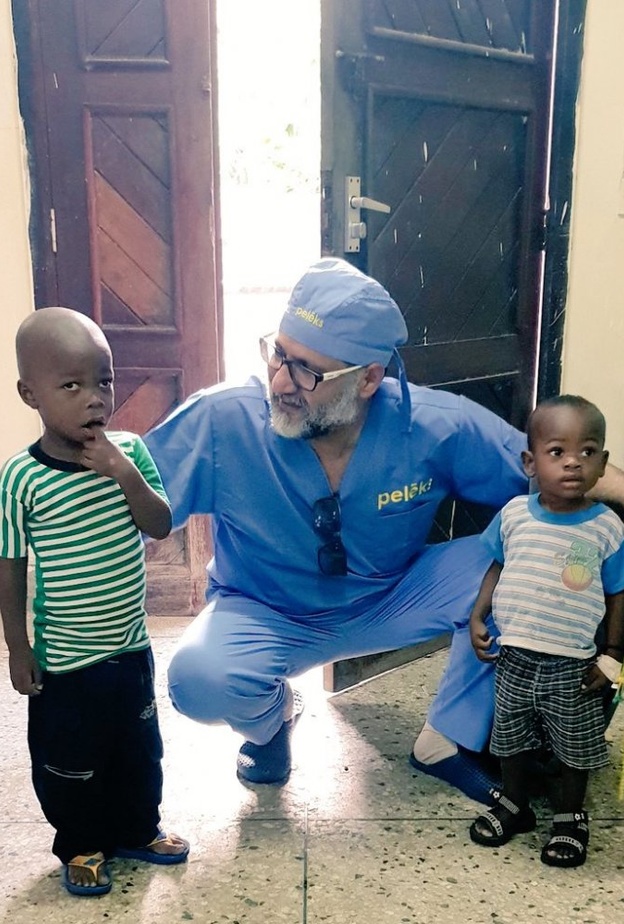 طبيب الإنسانية الذي يكرس وقته لمساعدة المرضى