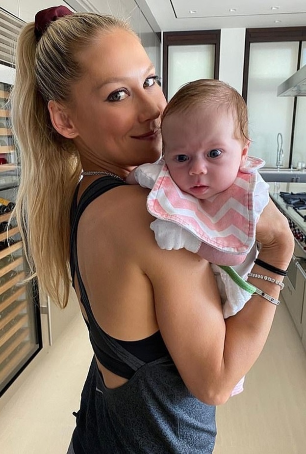 آنا كورنيكوفا و ابنتها ماري