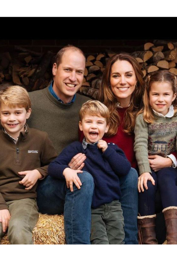  افكار تنسيق اطلالات في موسم الاعياد من وحي تنسيقات كيت ميدلتون الكاجول برفقة عائلتها