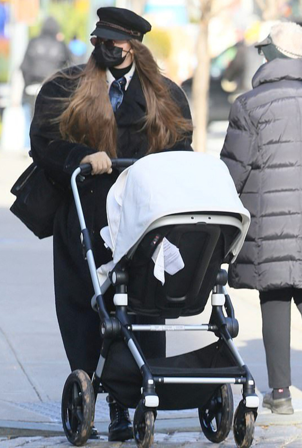 تألقت عارضة الأزياء بمعطف ترانش أوفر سايز باللون الأسود