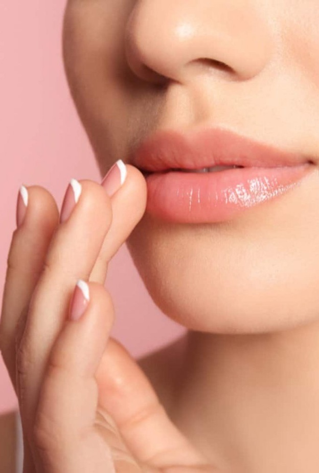 الحليب يساعد على ترطيب وتوريد الشفايف