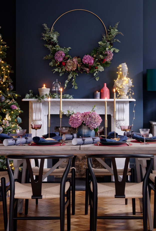 الزهور تضيف لمسة رائعة على ديكور غرفة الطعام