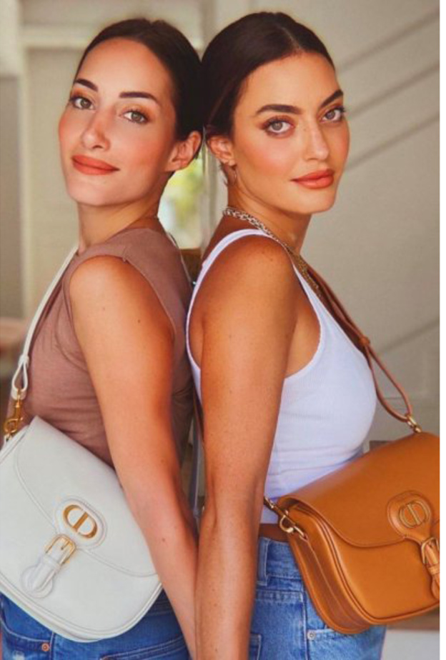  كارن وازن وشقيقتها مع حقيبة بوبي من ديور