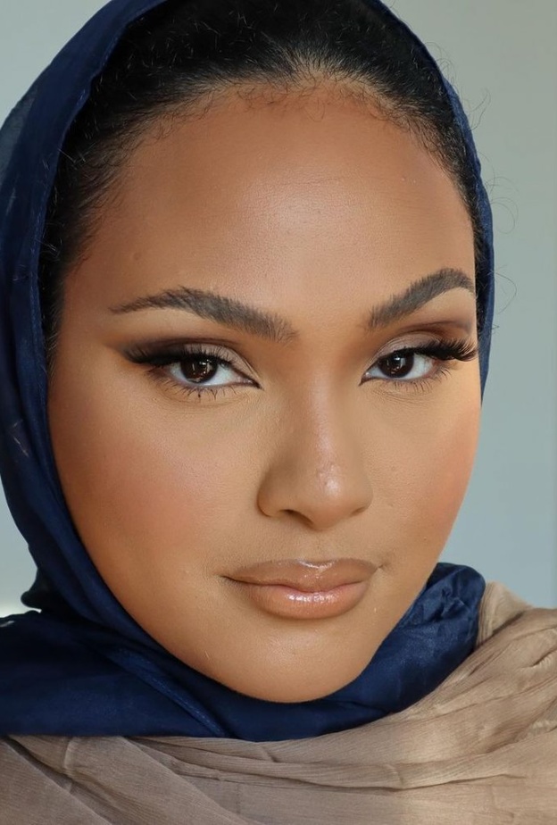 مكياج عصري ناعم لصاحبات البشرة السمراء من وحي منال شينوتاي